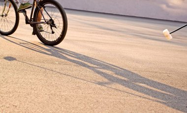 Bisiklet polosu bulanık, ev yapımı Çin vermicelli ve beyaz tabakta sebzeli.