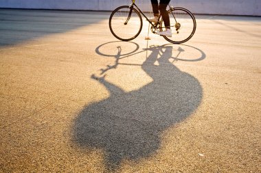 Bisiklet polosu bulanık, ev yapımı Çin vermicelli ve beyaz tabakta sebzeli.