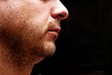 Erkek çenesi koyu bir arka planda