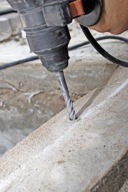 Betonda bir delik aç