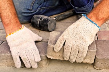 İnşaat işçisi yolda pavestone sabitleme