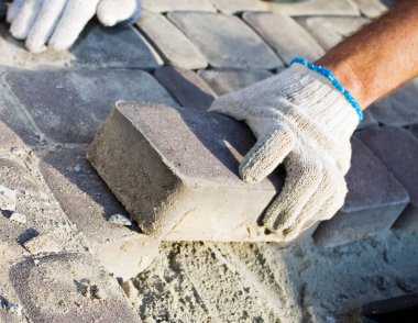 İnşaat işçisi yolda pavestone sabitleme