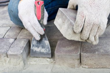 İnşaat işçisi yolda pavestone sabitleme