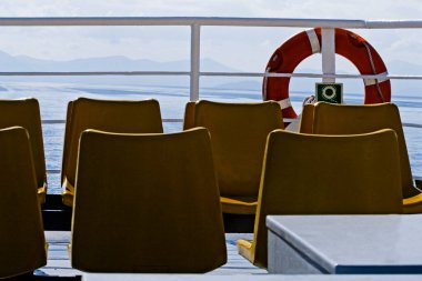 İçinde can simidi olan bir yolcu gemisinin içinde.