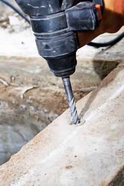 Betonda bir delik aç