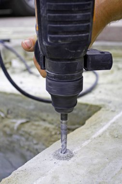 Betonda bir delik aç
