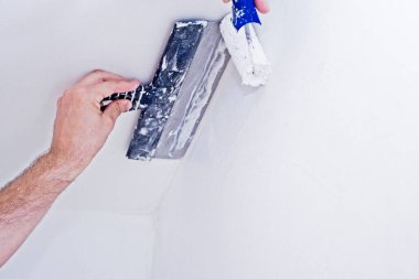 Duvarları beyaz boya ve spatulayla boyayın.