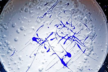 Duvarları boyamak için mor pigmentle beyaz boya karıştır