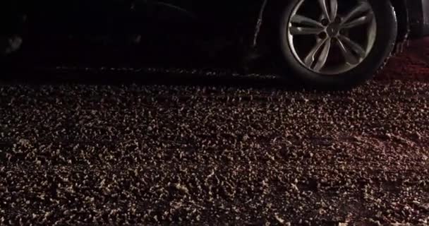 Крупным Планом Автомобильного Колеса Грязной Снежной Дороге Темный Вечер — стоковое видео