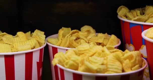 Verpakking Met Chips Verschillende Smaken Popcorn Voor Het Bekijken Van — Stockvideo