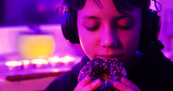 Happy Teen Boy Headphones Profile Eats Chocolate Donut Music Kitchen — Vídeo de Stock