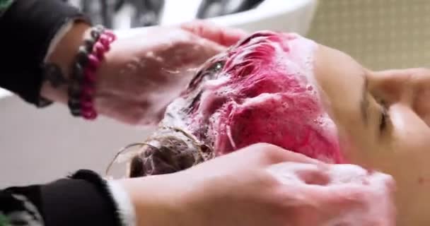 Barbershop Hands Washing Head Hair Teenage Girl Pink Hair — Stock Video