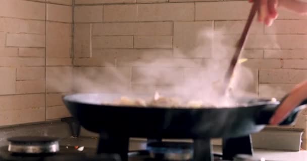Vařit Domácí Večeři Zeleninou Houbami Kuchyni — Stock video