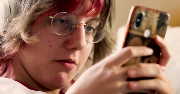 Eenage Girl Pink Hair Glasses Talking Phone Home — Stock Video