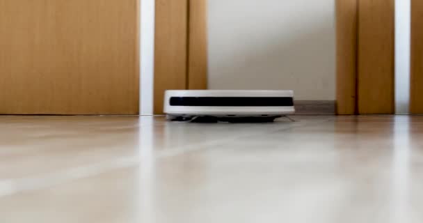 机器人的真空吸尘器在速度上清洗房间沙发腿附近的地板 水平的 — 图库视频影像