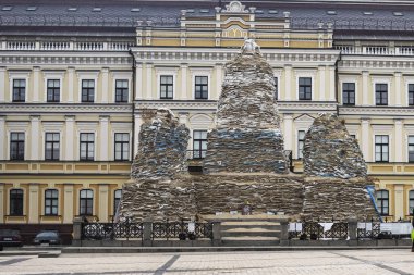 Kyiv 'deki Sofiyivska Meydanı' ndaki kum torbalarıyla Bohdan Khmelnytsky anıtının güçlendirilmesi. Ukrayna 'da savaş