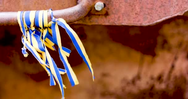 Blau Gelbe Ukrainische Bänder Als Symbol Das Teilen Militärischer Ausrüstung — Stockvideo