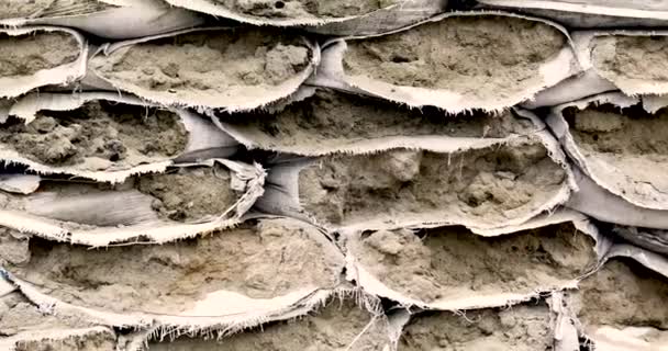 Kontrol Noktalarında Yırtık Bir Kum Torbasının Yakın Çekimi Ukrayna Şehirlerinin — Stok video