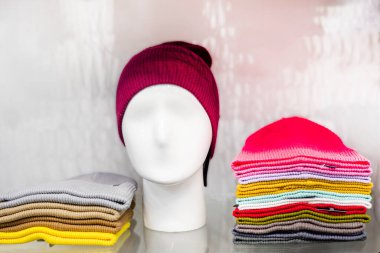 Çok güzel katlanmış çok renkli yün şapkalar sergileniyor. Gardırop