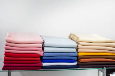 Yığınla güzel katlanmış çok renkli yün şeyler örülmüş. Gardırop