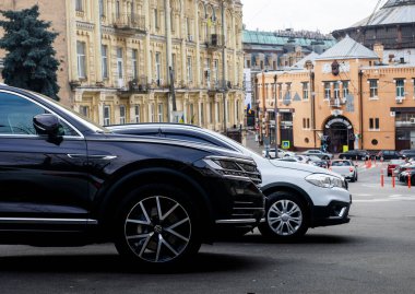 Sıkıyönetim sırasında Kiev 'de gündüz vakti araba park etmek. Ukrayna 'da savaş