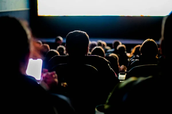 Sinemadaki insanlar film izlemeden önce. yatay