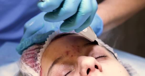 Cosmetologist Limpa Com Laser Testa Uma Criança Doce Adolescente Horizontal — Vídeo de Stock