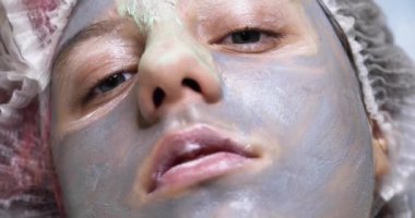 Tıbbi maske takan genç bir kızın yakın çekimi. yatay