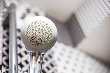 Modern, şık, rahat banyo içi, alt görünüm.