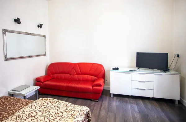Moderno Acogedor Dormitorio Interior Con Cama Sofá Rojo Espejo Descanso — Foto de Stock