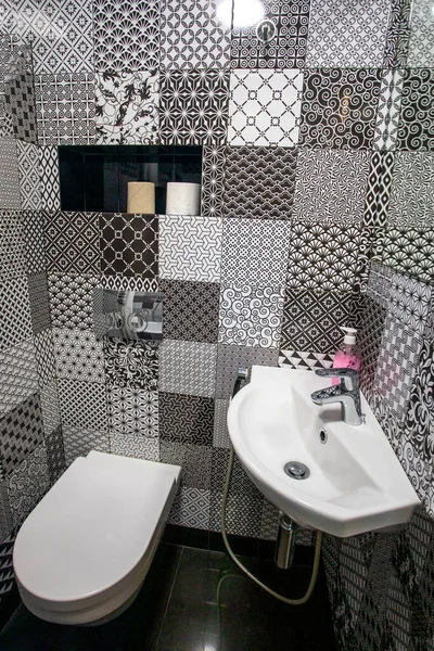 Moderno Acogedor Cuarto Baño Interior Con Inodoro Lavabo Acogedora Casa — Foto de Stock