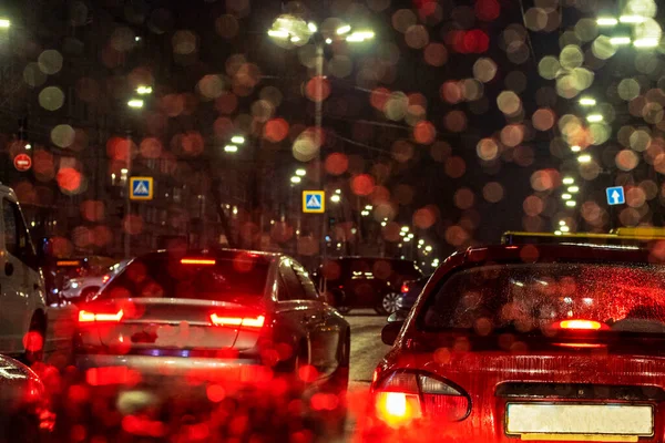 悪天候の車のフロントウィンドウの暴風雨の間の夜遅くに道路上の交通渋滞 — ストック写真