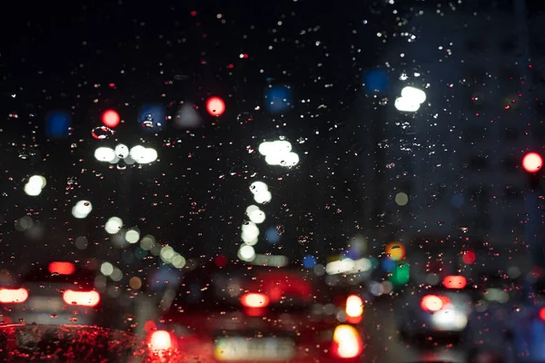大都市の交通渋滞で雨の中抽象的な背景がぼやけている 悪天候 — ストック写真