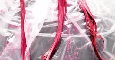 Islak pembe boyalı saç telleri, moda tarzı, yatay.