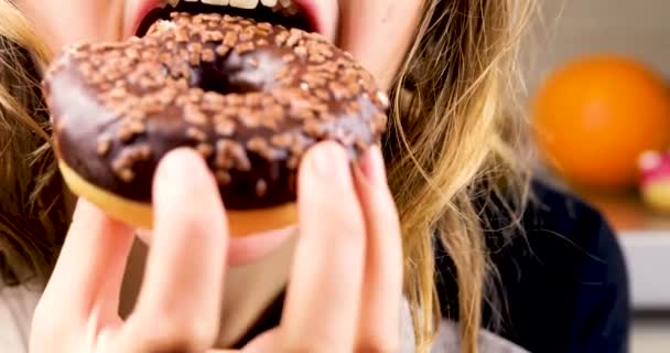 Közelkép Boldog Lány Harap Egy Friss Csokoládé Fánk Karamell Vízszintes — Stock videók