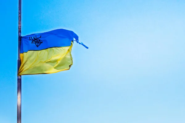 Flagge Der Ukraine Mit Einem Dreizack Gegen Den Blauen Himmel — Stockfoto