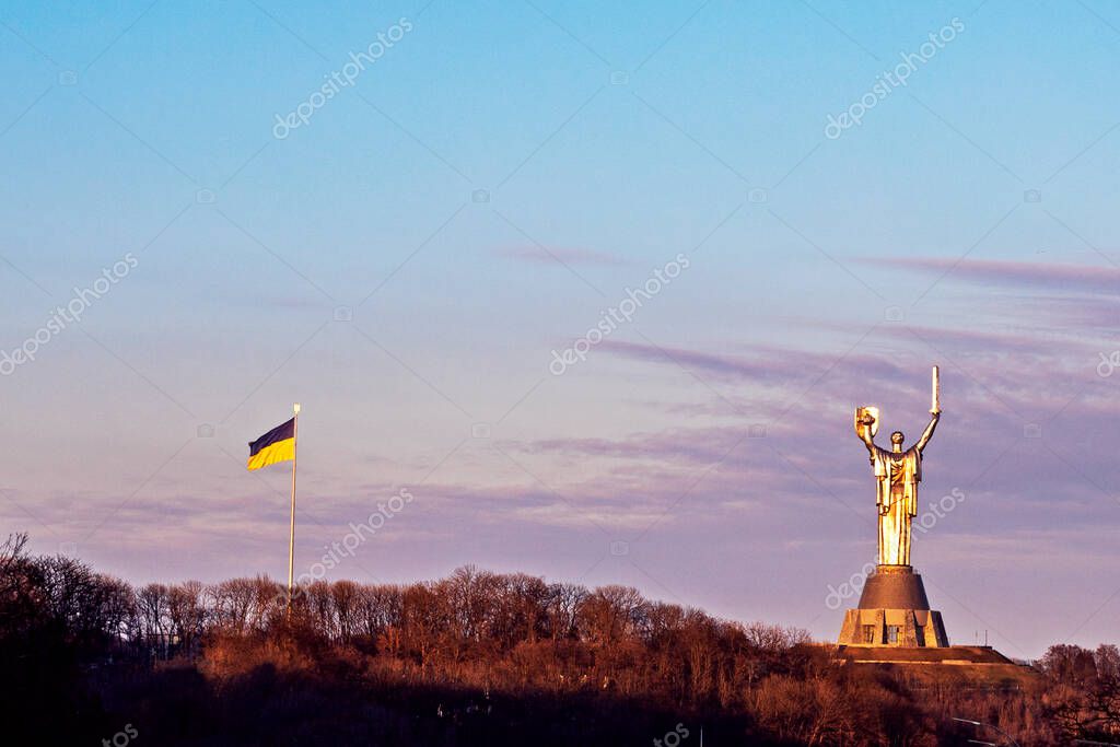 monumento a la independencia y la bandera de Ucrania en el cielo de la