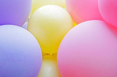 Çok renkli güzel hava balonlarının soyut arkaplanı, yatay