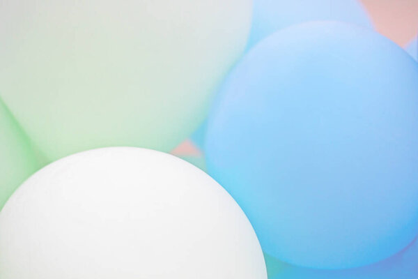 абстрактный фон из синих белых и лаймовых шариков, горизонтальный