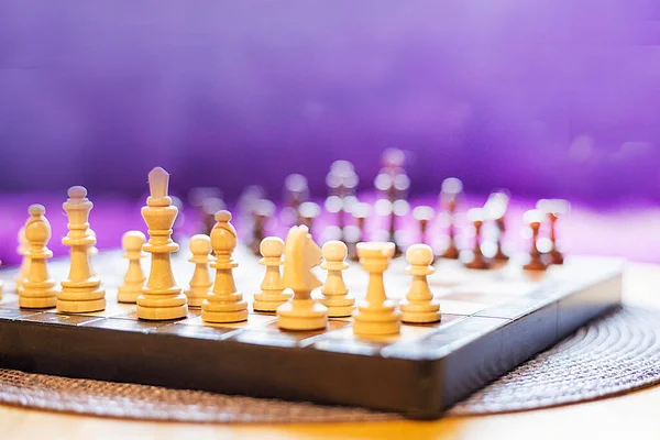 棋盘上有紫色背景的木制棋子 棋盘游戏开始 — 图库照片