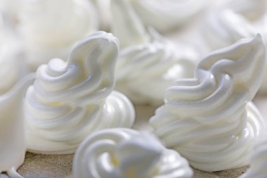 Pişirmeden önce folyonun üzerine serilmiş klasik beyaz kremanın yakın çekimi. Şenlik havası