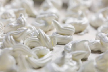 Pişirmeden önce folyonun üzerine serilmiş klasik beyaz kremanın yakın çekimi. Şenlik havası