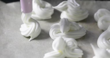 Evde pasta şırıngası ile klasik krema pişir. Şenlik havası