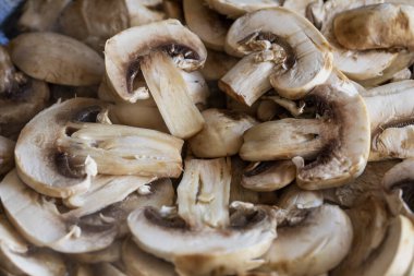 Kabaca doğranmış taze şampiyonların, sebze proteinlerinin, vejetaryen yemeklerin arka planı. Düz çizgi