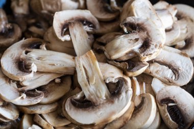 Kabaca doğranmış taze şampiyonları tavada kızart, sebze proteini, vejetaryen yemeği.