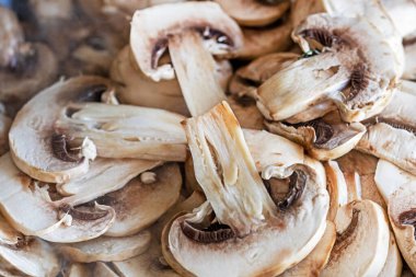 Kabaca doğranmış taze şampiyonlar, sebze proteinleri, vejetaryen yemekleri pişir.