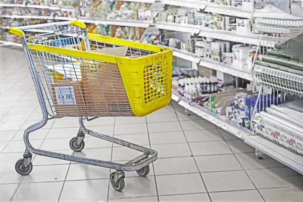 Carrinho Supermercado Amarelo Completo Com Caixas Artesanato Shopping Horizontal — Fotografia de Stock