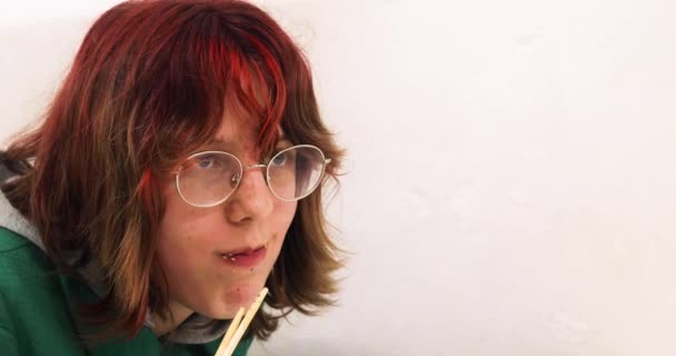 Heureux Adolescent Fille Avec Lumineux Roux Cheveux Dans Des Lunettes — Video