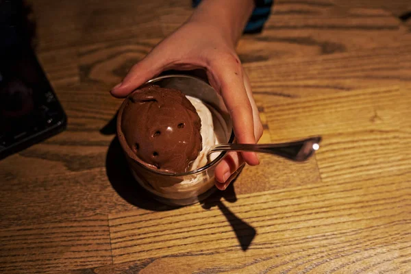 Детские Руки Возле Шоколадного Мороженого Телефоном Деревянном Столе Плоский — стоковое фото