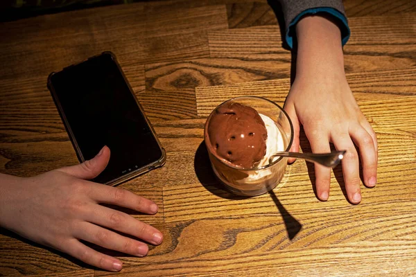 Dětské Ruce Blízkosti Čokoládové Zmrzliny Telefonem Dřevěném Stole Flatlay — Stock fotografie